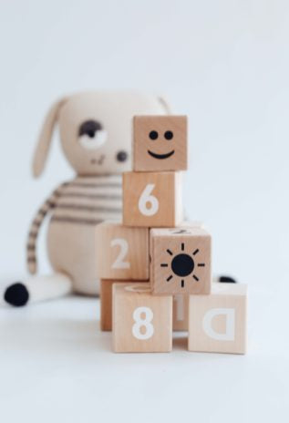 Ooh noo Play Block Zahlen & Zahlen mit weißer Schrift