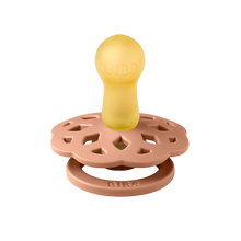 Lade das Bild in den Galerie-Viewer, Lätzchen Boheme Latex Größe 2 - Peach/Woodchuck
