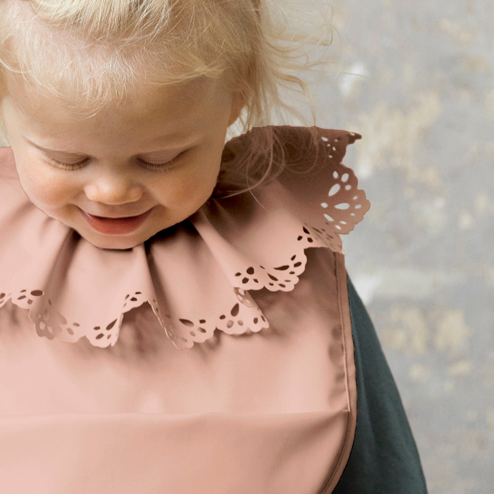 Elodie Baby hagesmæk m. pyntekrave og lomme